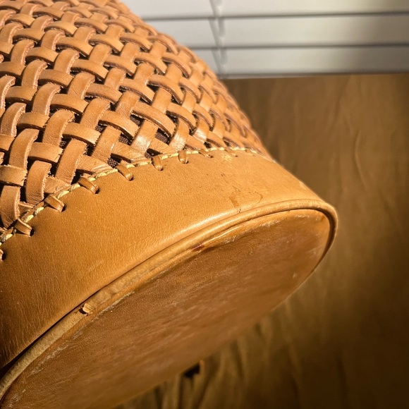 Inge Sport Tan Leather Weaved Bucket Bag, good condition w matching earrings - Picture 4 of 9